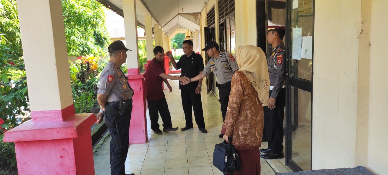Kompol Hajeri Pimpin Anggotanya Kunjungi SMP 8 Pinrang
