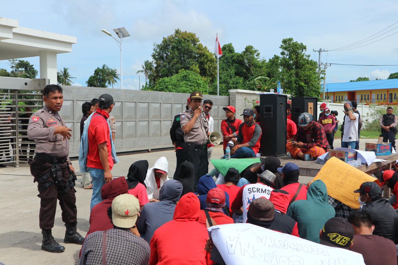 Personel Polres Pinrang Amankan Aksi Unras di PT. BLG Kecamatan Suppa