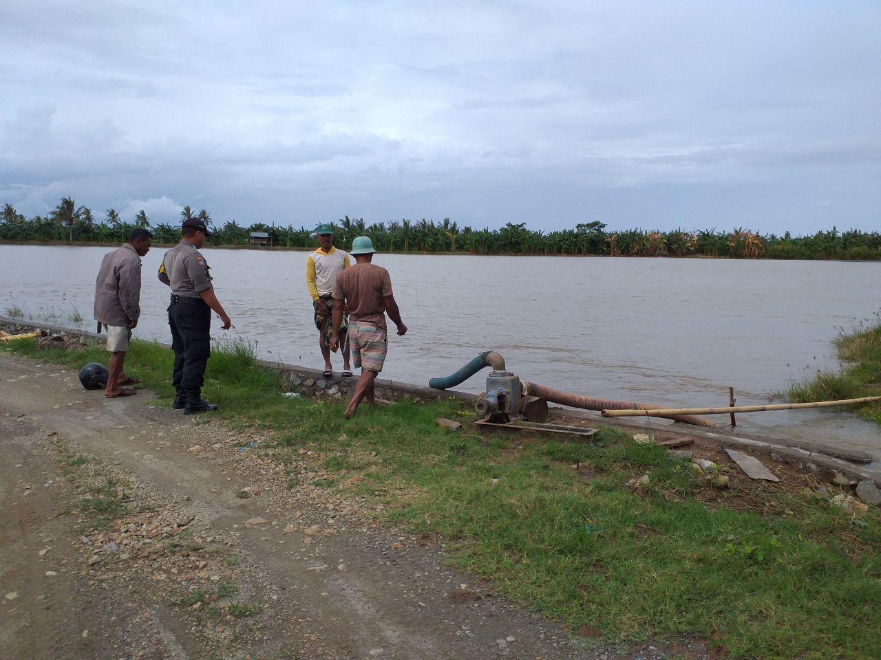 Sawah Warga Terendam Banjir, Bhabinkamtibmas Polsek Cempa Turun Ke Lokasi