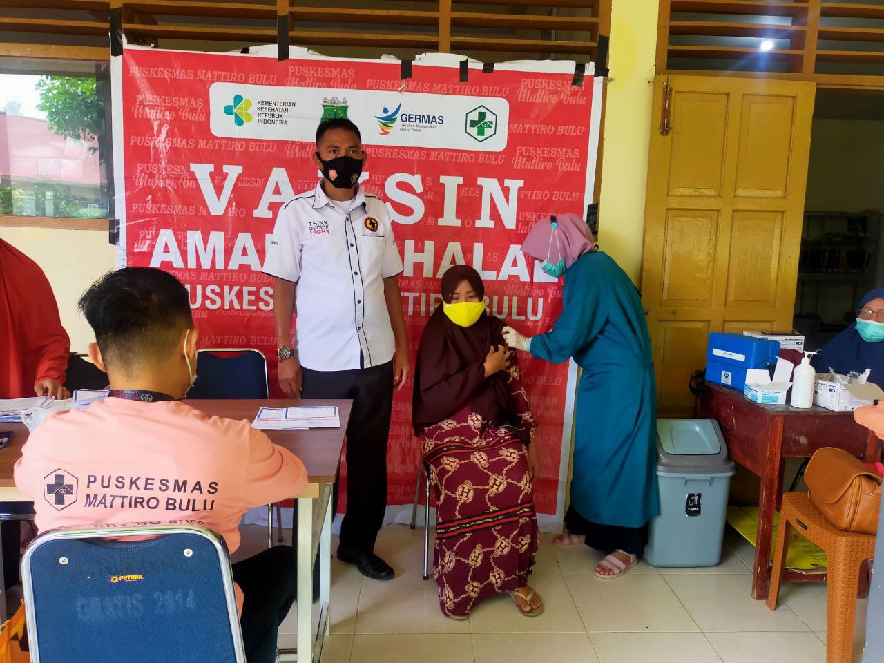 Kapolsek Mattiro Bulu Pantau Pelaksanaan Vaksin Cinovac Tahap Ke IV Dosis II, di Kecamatan Mattiro Bulu