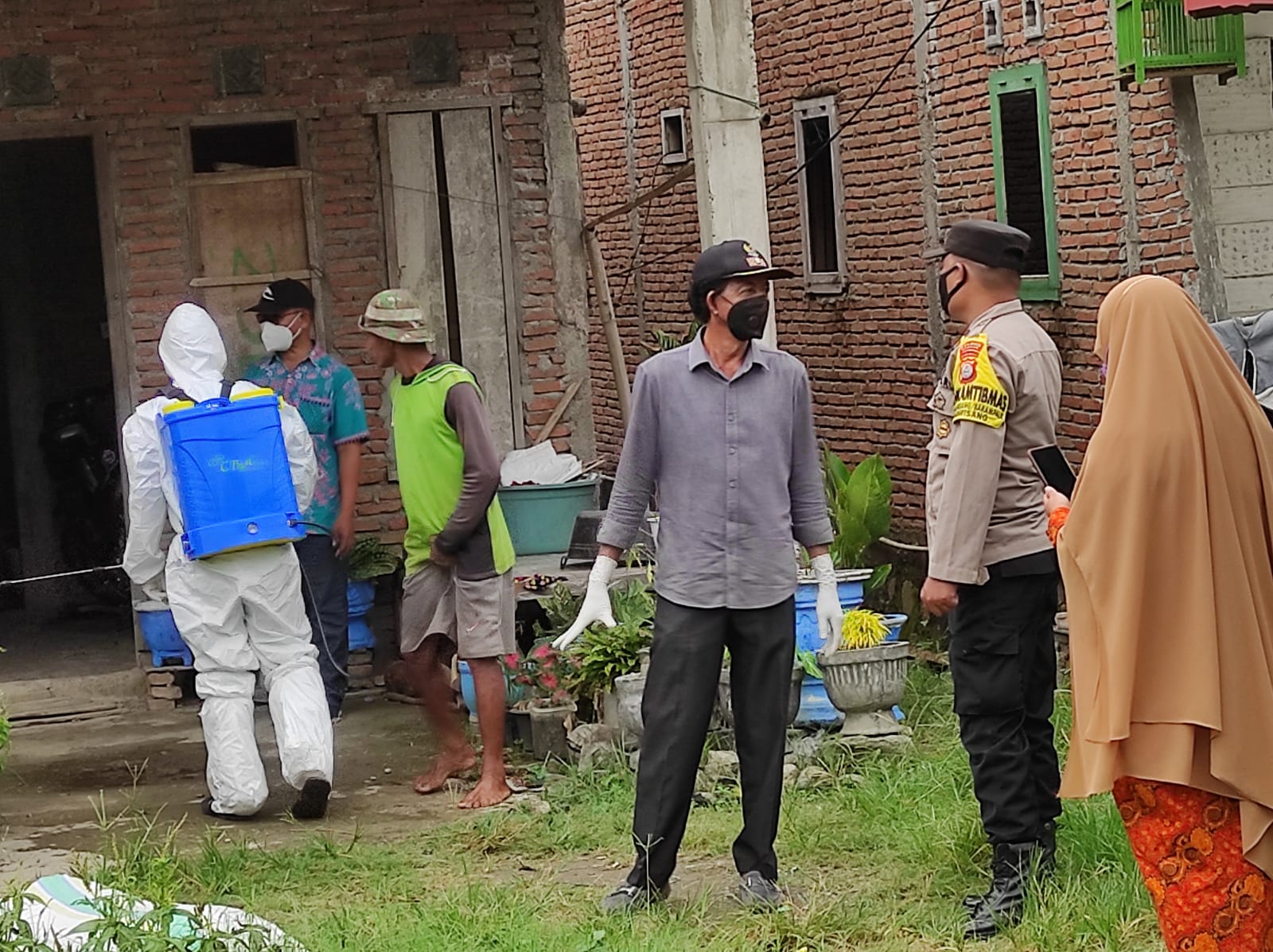 Bhabinkamtibmas Aipda Sudirman Polsek Mattiro Sompe, Monitoring Penyemprotan Disinfektan Di Rumah Warga Binaanya Yang Terpapar Covid-19