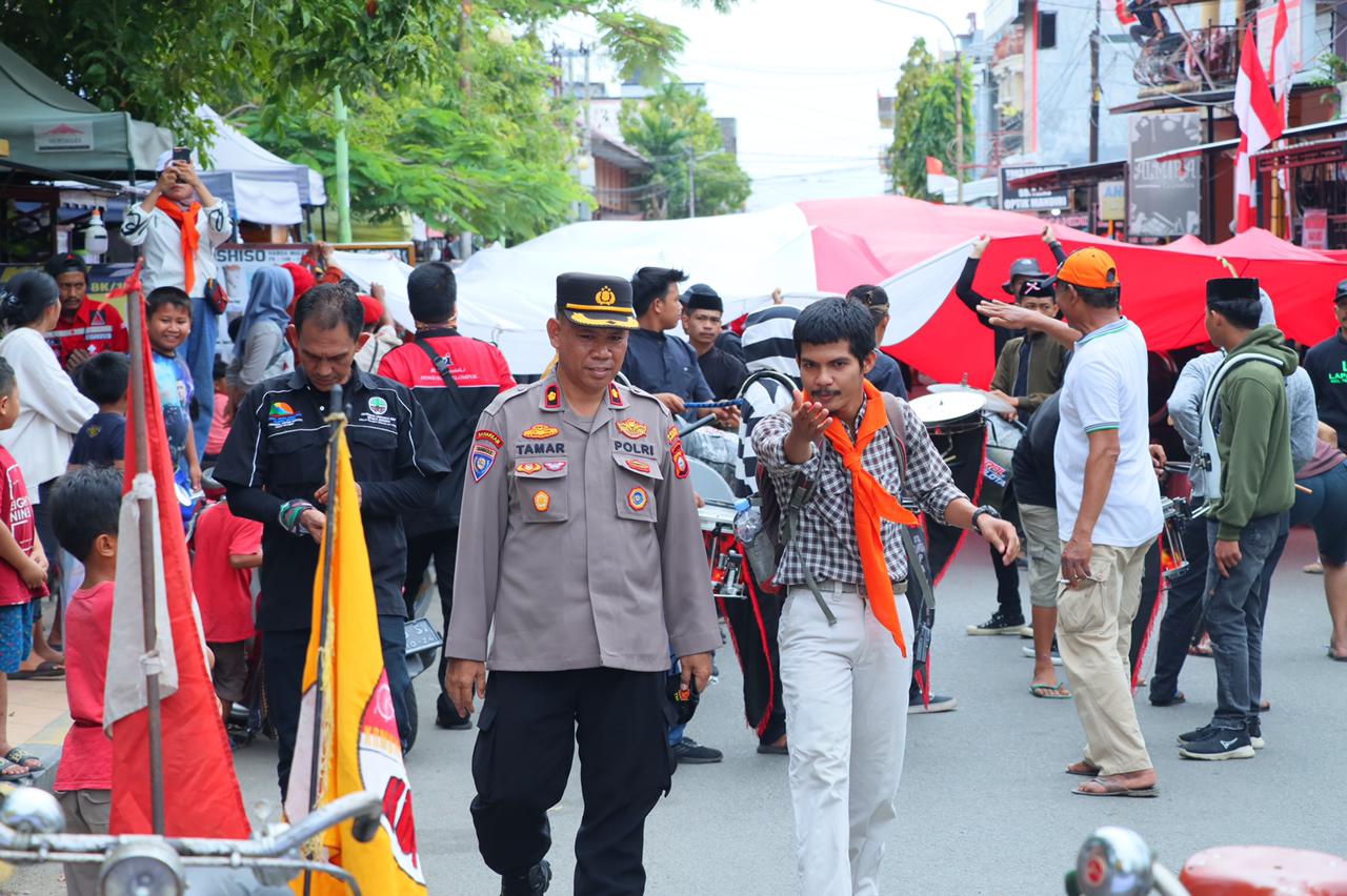 Pengamanan Full Personil Polres Pinrang Pada Acara Pelepasan Rombongan Pembawa Bendera Merah Putih Raksasa